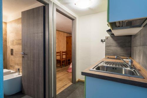 Kuchyň nebo kuchyňský kout v ubytování Residence Covalou