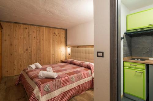 a bedroom with a bed with towels on it at Residence Covalou in Antey-Saint-André