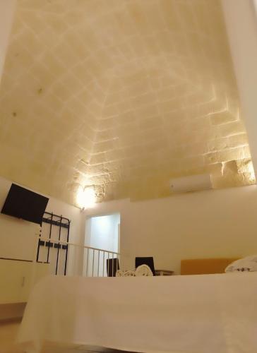 a room with a ceiling with a spiderweb at STRADONE 132 in Gravina in Puglia