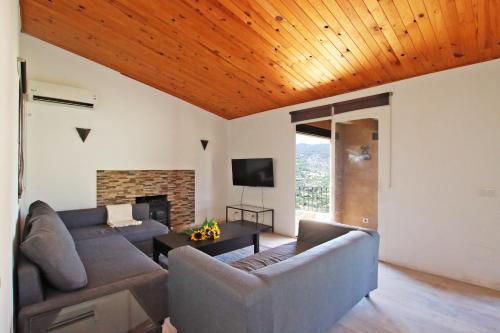 sala de estar con sofá y chimenea en Villa Ses Costes by Slow Villas, en Alaró