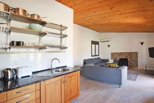 una cucina e un soggiorno con divano di Villa Ses Costes by Slow Villas ad Alaró