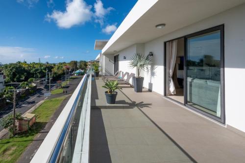 格兰贝伊PENTHOUSE VUE MER - MONT CHOISY的可以看到街景的阳台