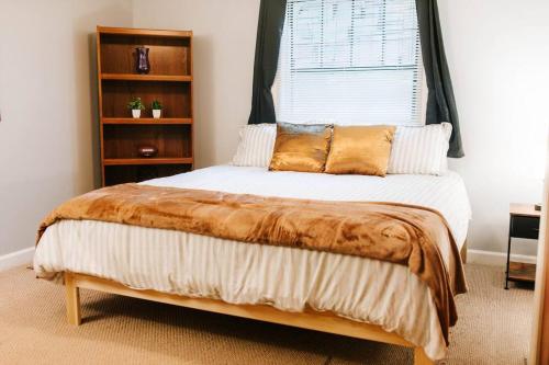 um quarto com uma cama grande e uma janela em Cozy 3-Bed Athens Getaway, Right Near UGA! em Athens