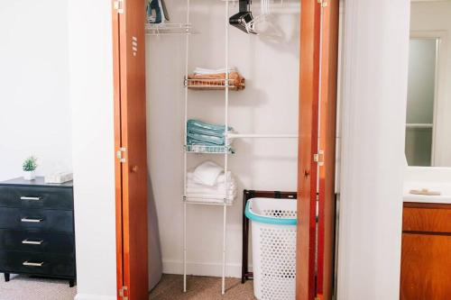 uma casa de banho com um armário com um lavatório e toalhas em Cozy 3-Bed Athens Getaway, Right Near UGA! em Athens
