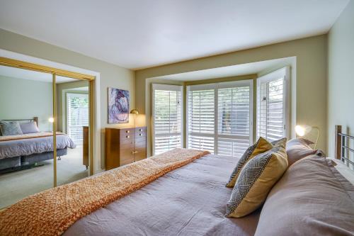 Un dormitorio con una cama grande con almohadas. en Cozy Kaysville Home 6 Mi to Lagoon Amusement Park!, en Kaysville
