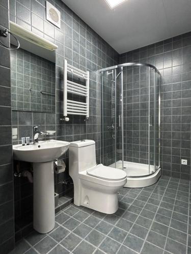 提比里斯的住宿－Hotel Four Season，浴室配有卫生间、盥洗盆和淋浴。