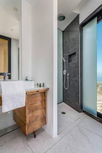a bathroom with a tub and a sink and a shower at Moderne 3BR - Vue mer in Tel Aviv