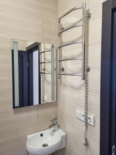 bagno con lavandino e specchio di Apart Panorama a Lviv