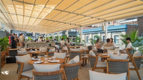 Un restaurante u otro lugar para comer en Hotel Nelligan