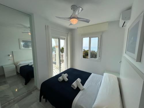 ein Schlafzimmer mit einem Bett mit zwei Kissen darauf in der Unterkunft Apartamento en Primera Línea de Playa in Torrox