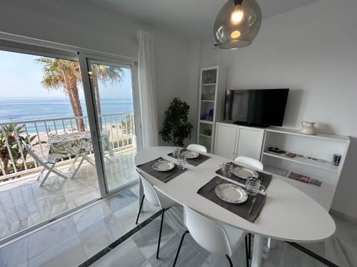 ein weißes Esszimmer mit Meerblick in der Unterkunft Apartamento en Primera Línea de Playa in Torrox