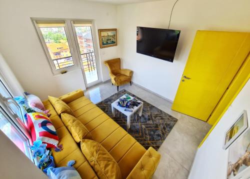 a living room with a couch and a tv at Apartman Berlin Sokobanja in Soko Banja