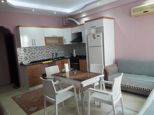 Kuchyň nebo kuchyňský kout v ubytování Yenifoça taş ev 1.daire