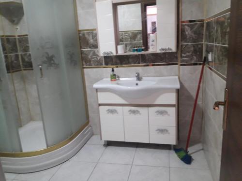 ein Bad mit einem Waschbecken und einer Dusche in der Unterkunft Yenifoça taş ev 1.daire in Foça