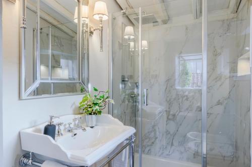 a white bathroom with a sink and a shower at Toscana Lucca centro attico esclusivo con grande terrazza panoramica in Lucca