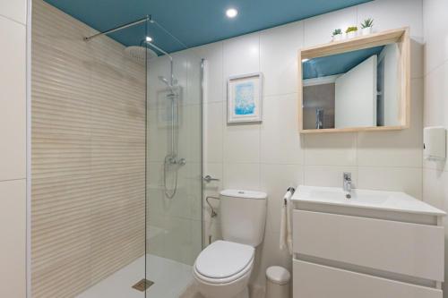 Ένα μπάνιο στο Exclusive Design Loft with air-conditioning 7 minutes from the beach