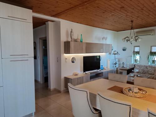 Imagen de la galería de Niki Apartments Sea View Attic, en Platamonas