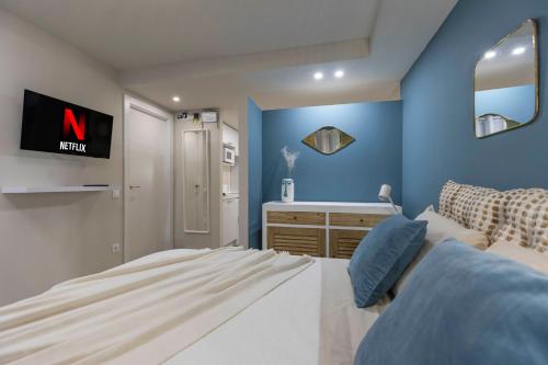 Μια τηλεόραση ή/και κέντρο ψυχαγωγίας στο Exclusive Design Loft with air-conditioning 7 minutes from the beach