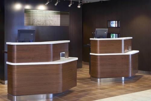 Ο χώρος του λόμπι ή της ρεσεψιόν στο Courtyard by Marriott Detroit Troy