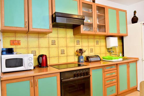 y cocina con microondas y fogones. horno superior en Apartament Alicja en Władysławowo