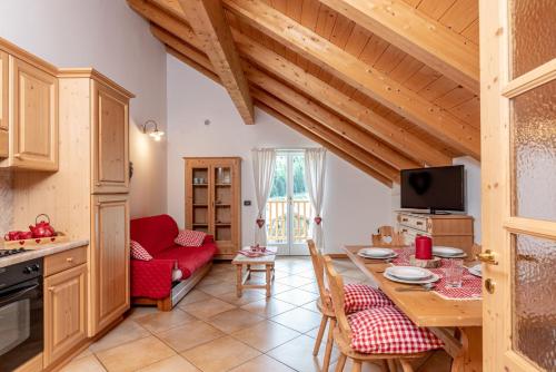 een keuken en eetkamer met een tafel en een bank bij Residence Stella in Folgaria