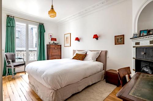 - une chambre avec un grand lit et une cheminée dans l'établissement Veeve - The Hopeful Romantic, à Paris