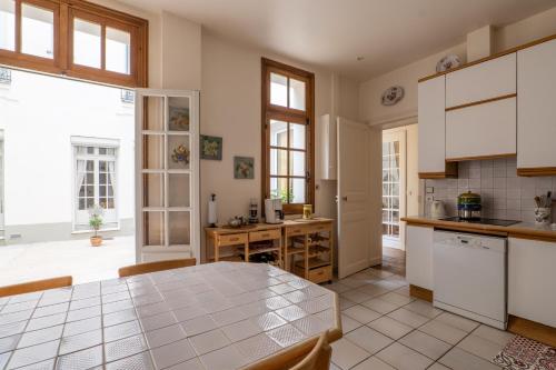 une cuisine avec une table et une grande fenêtre dans l'établissement Veeve - Postcards from the Eiffel Tower, à Paris