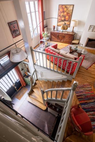 Elle offre une vue sur le salon. dans l'établissement Veeve - Style Bohème, à Paris