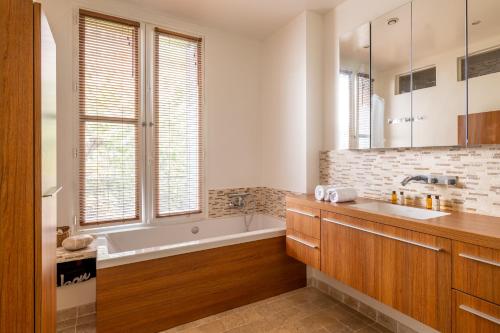 La salle de bains est pourvue d'une baignoire, d'un lavabo et d'une baignoire. dans l'établissement Veeve - Enchanted Hideaway, à Boulogne-Billancourt