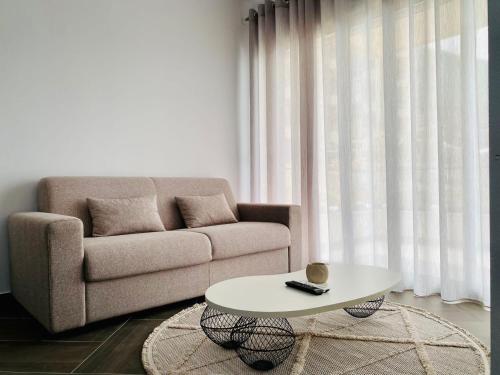 ein Wohnzimmer mit einer Couch und einem Couchtisch in der Unterkunft LIV Apartments in Vlorë