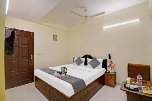 ein Schlafzimmer mit einem Bett und einem TV in der Unterkunft Super Townhouse 1109 Jheel Mahal in Jojera