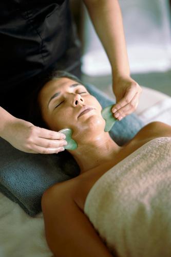 a man getting a massage from a therapist at Octant Douro in Castelo de Paiva