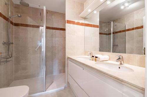 une salle de bain avec une douche, un lavabo et des toilettes dans l'établissement Veeve - From Levallois With Love, à Levallois-Perret