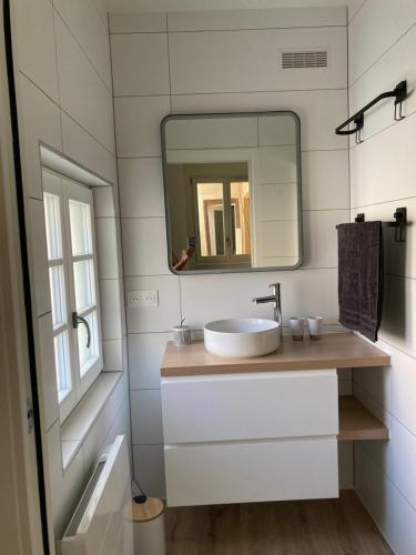 bagno con lavandino e specchio di La Grange 1578 a Obernai