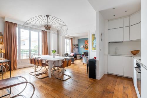 une cuisine et un salon avec une table et des chaises dans l'établissement Veeve - Montmartre Majestique, à Paris