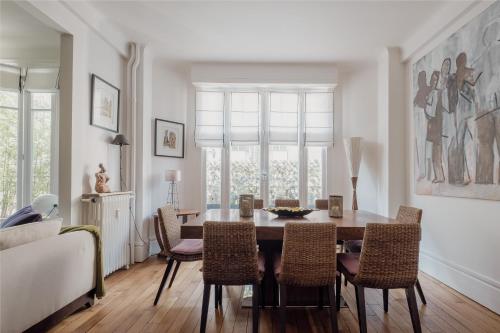 une salle à manger avec une table et des chaises dans l'établissement Veeve - La Vie Est Belle, à Paris