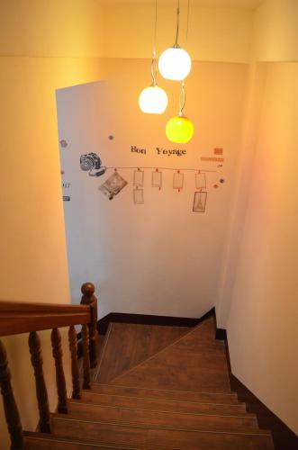 a staircase with a wall with a sign on it at 花蓮阿羅國際青年旅舍民宿 in Hualien City
