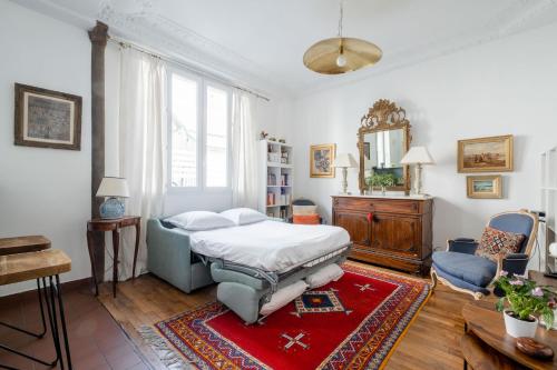 - une chambre avec un lit et un tapis rouge dans l'établissement Veeve - Eminent Grace, à Paris
