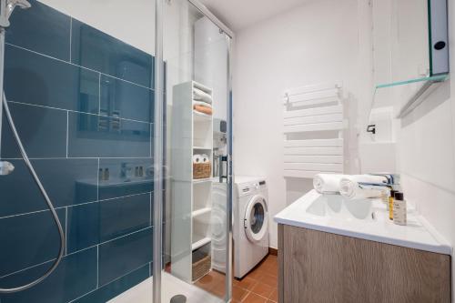 une salle de bain avec un lavabo et une machine à laver dans l'établissement Veeve - Eminent Grace, à Paris
