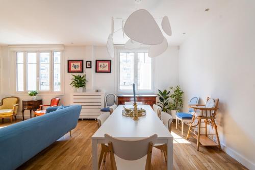 uma sala de estar com um sofá e uma mesa em Veeve - Ethereal Light em Paris