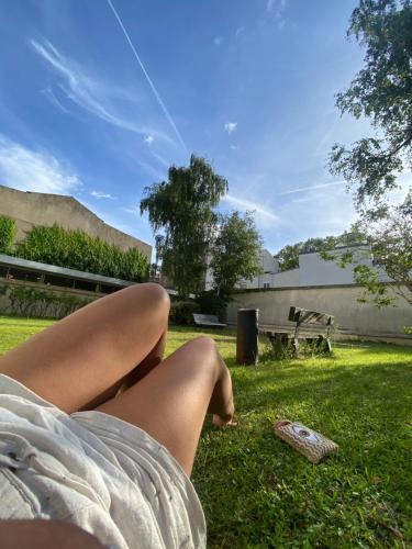 Studio calme et lumineux, parking disponible, 100m de Nation