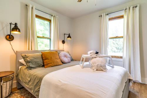 1 dormitorio con 1 cama y 1 sofá con ventanas en Pet-Friendly Indiana Home with Porch, Near Downtown!, en Daleville