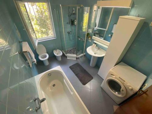 Ένα μπάνιο στο A room in a spacious condo,10 min walk from US ambassy