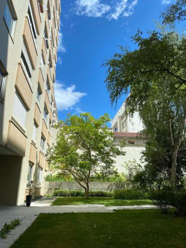 Studio calme et lumineux, parking disponible, 100m de Nation