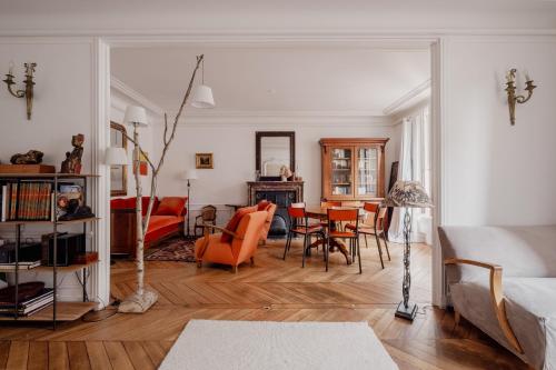 un salon avec un canapé et une table dans l'établissement Veeve - Mid-century Mystique, à Paris