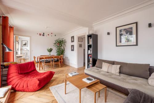 un salon avec un canapé et une table dans l'établissement Veeve - Spirit of Saint-Georges, à Paris