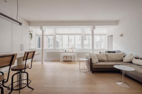 un salon avec un canapé et une table dans l'établissement Veeve - Sky Dreams, à Paris