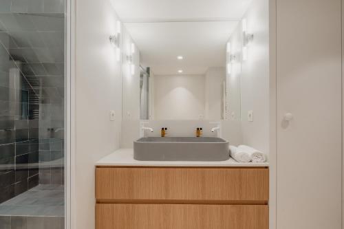 une salle de bain avec un lavabo et une douche dans l'établissement Veeve - Sky Dreams, à Paris
