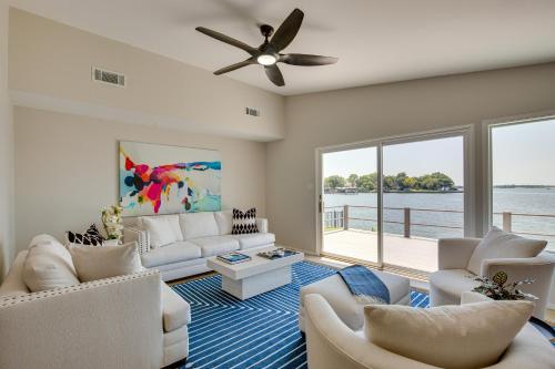 Cedar Creek Lake Views Gorgeous Mabank House!にあるシーティングエリア