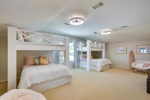 Cedar Creek Lake Views Gorgeous Mabank House!にあるベッド